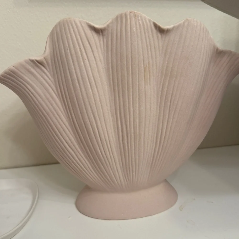 H&M home seashell vase stoneware home decor shelf beige sand fluted coastal